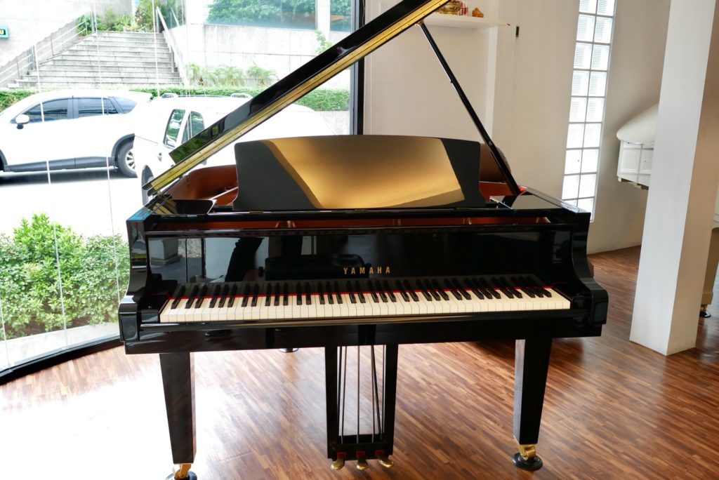 YAMAHA C1